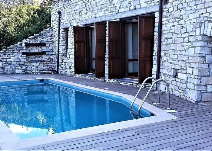 מלון Dionysos Luxury